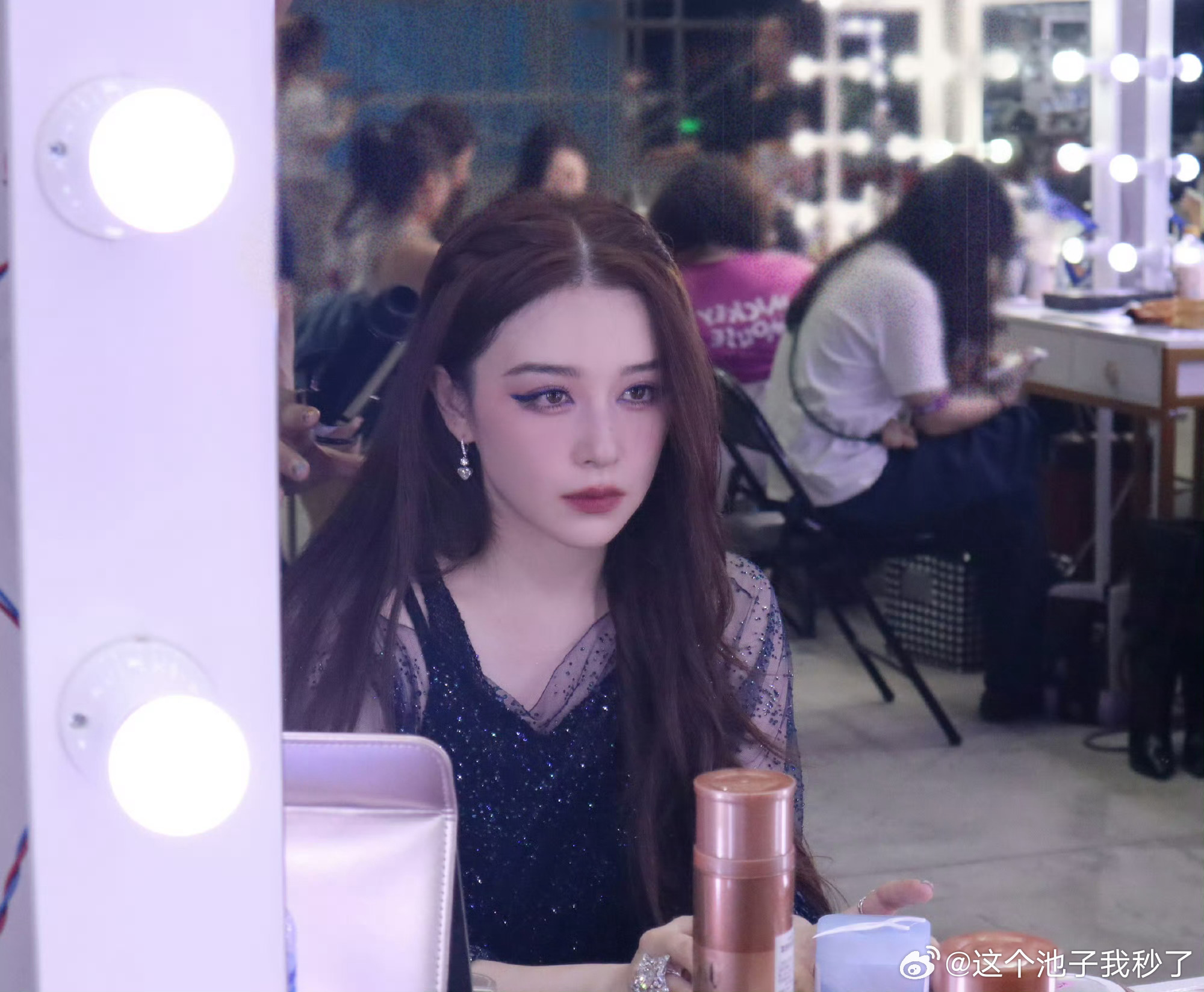 阚清子别低头皇冠会掉阚清子是在做法么阚清子这身黑纱长裙加皇冠，直接把浪姐舞台变成