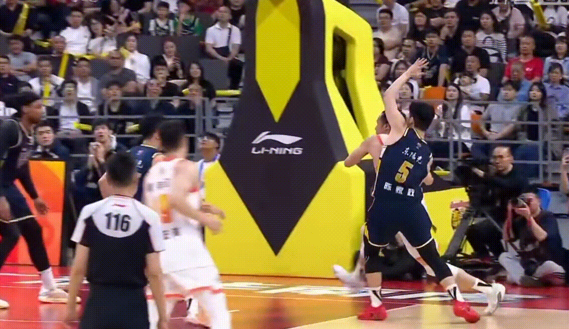 哇张皓嘉立大功了！有拼抢前场板，篮下还送出大帽！广东男篮vs江苏男篮