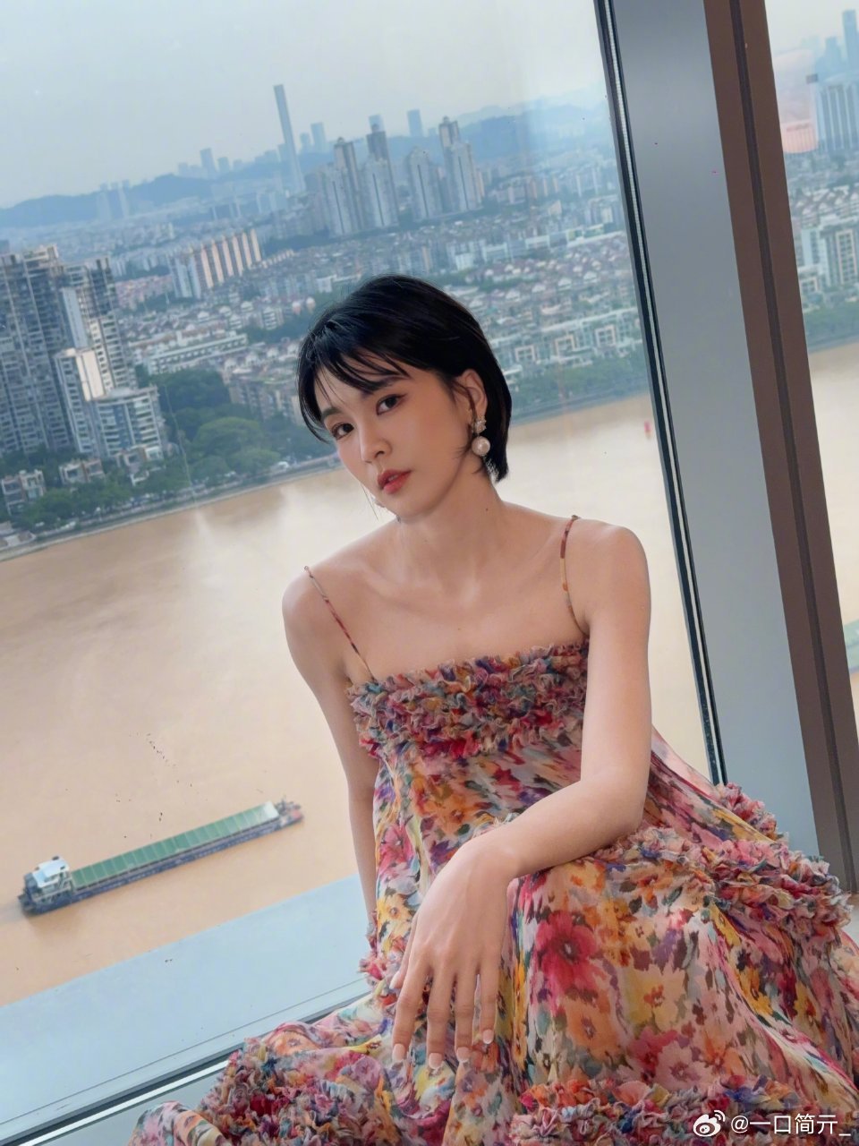 曾沛慈广州演唱会发文曾沛慈到底是怎么做到在高温桑拿天还能全开麦稳如泰山的啊！三万