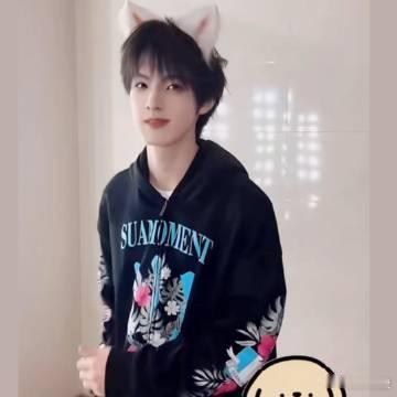 张泽禹 小狗的人塑 天生小狗系长相，蓬松卷发配上精灵耳，眉眼干净又温柔，气质清爽