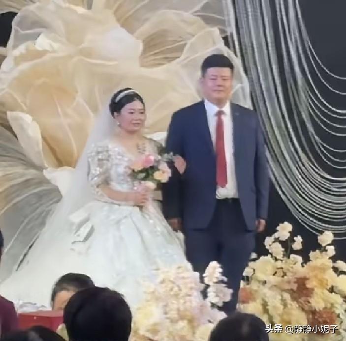 小成成结婚视频，看起来高大帅气，新娘子体型苗条，面相很好，真的不是一家人不进一家