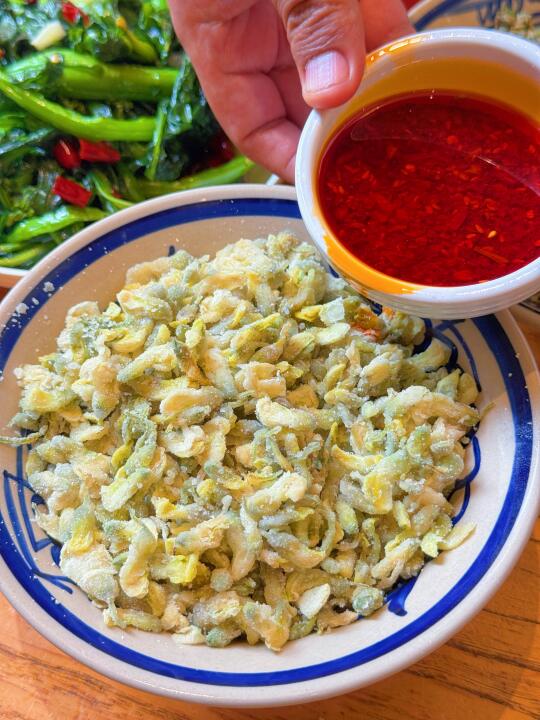 今日份美食︳季节限定的槐花麦饭！