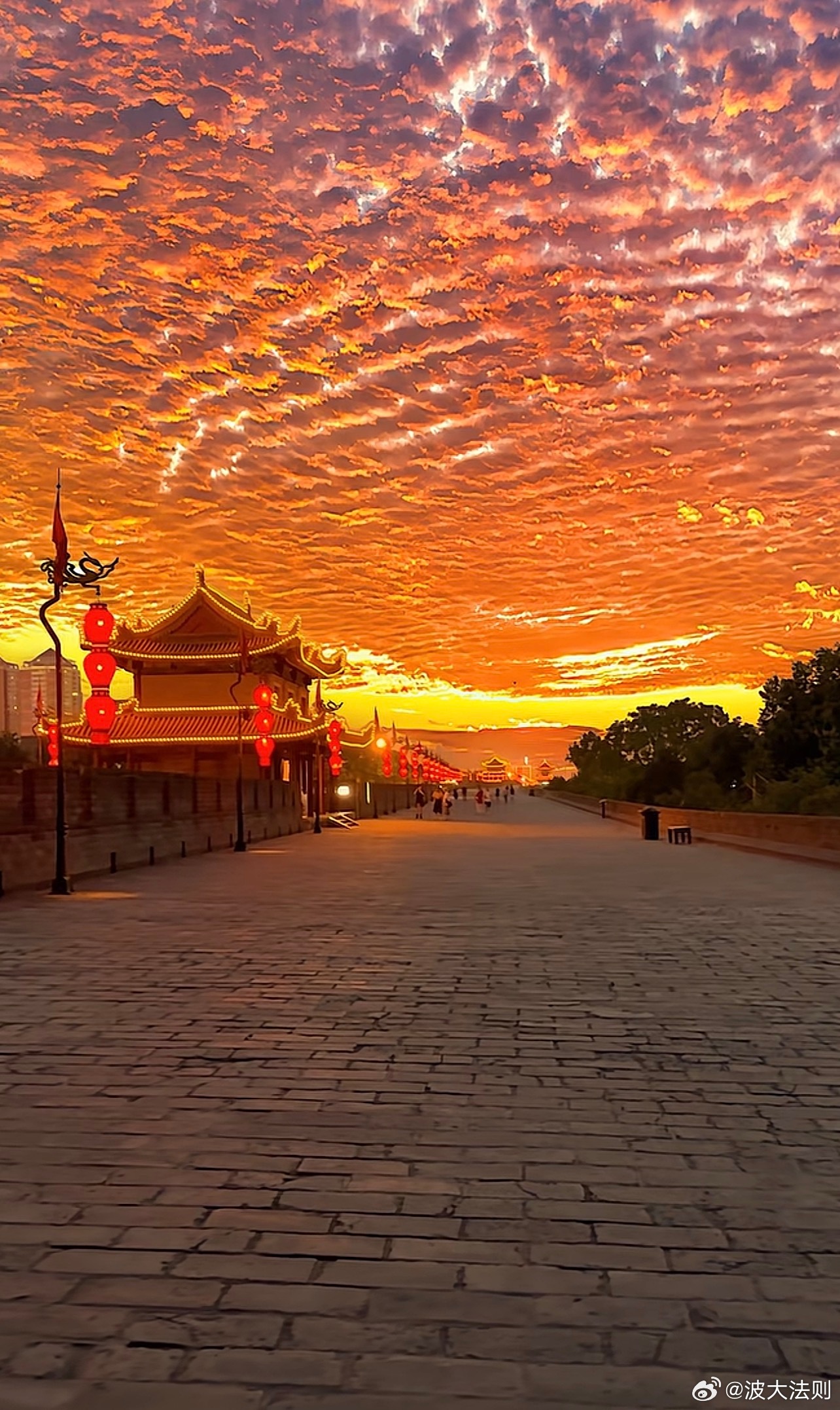 短期科技股还是领导者，滞涨的其他题材股包括消费股，优质低位的长期布局是确定性和优