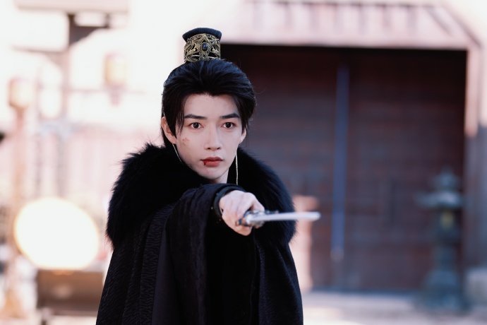 林凯古装战损路透  林凯的战损妆，让我们看到了一个年轻演员的潜力与魅力。在《明月