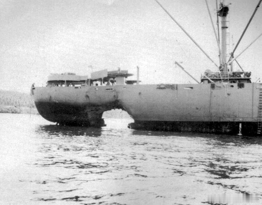 1942年9月29日，在瓜岛附近海域被日本潜艇伊4击中舰尾的阿尔赫纳号运输舰（A