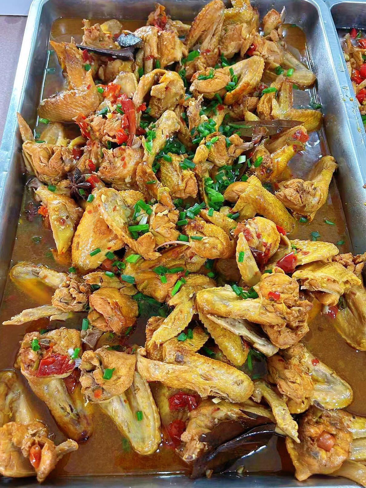 这是多少只鸡翅膀呀？才能凑成这一盘菜？