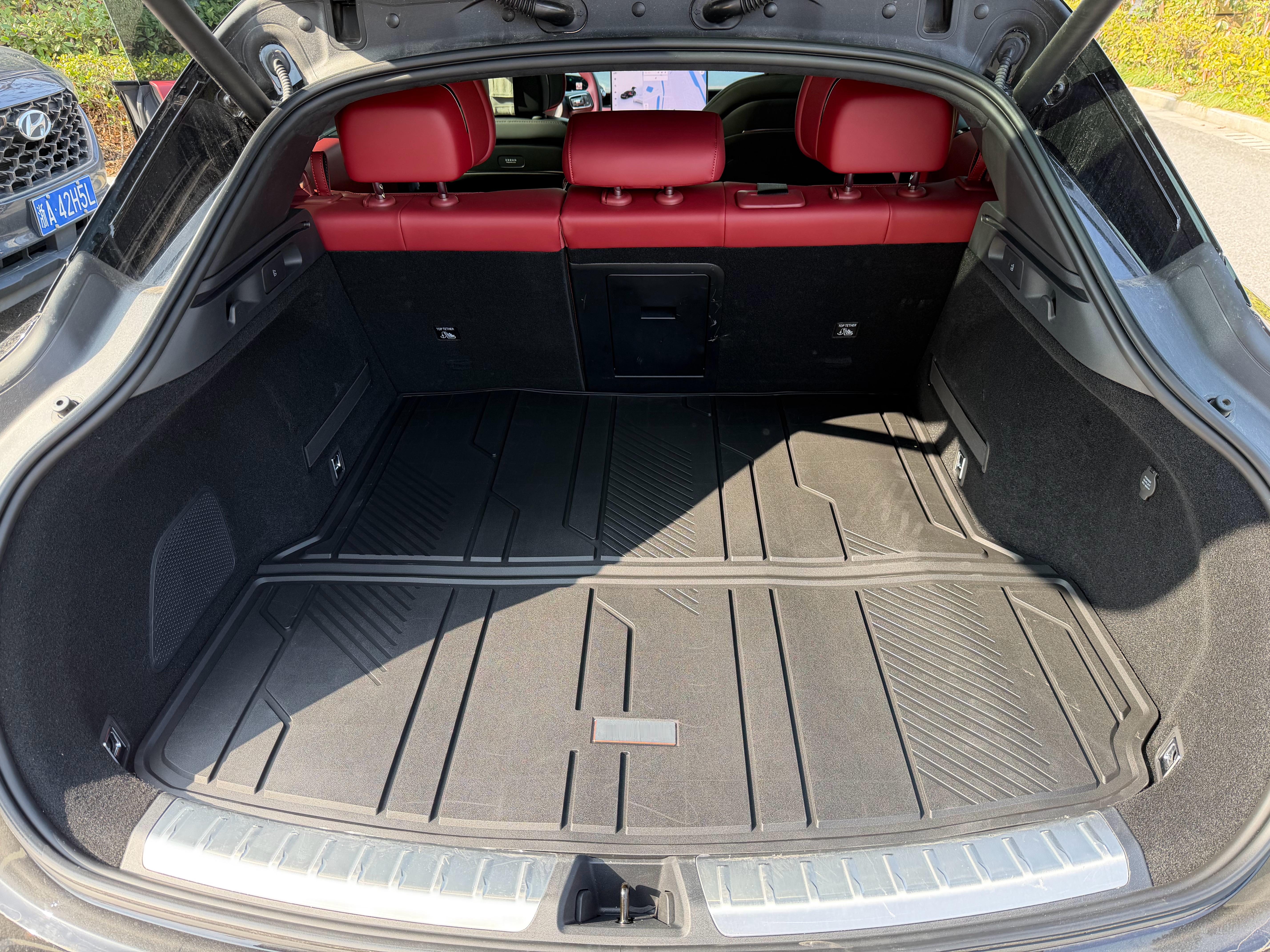 装了张极氪极物商城的TPE后备箱垫，本来不想买的，但是搬东西会蹭坏绒毛….还是得