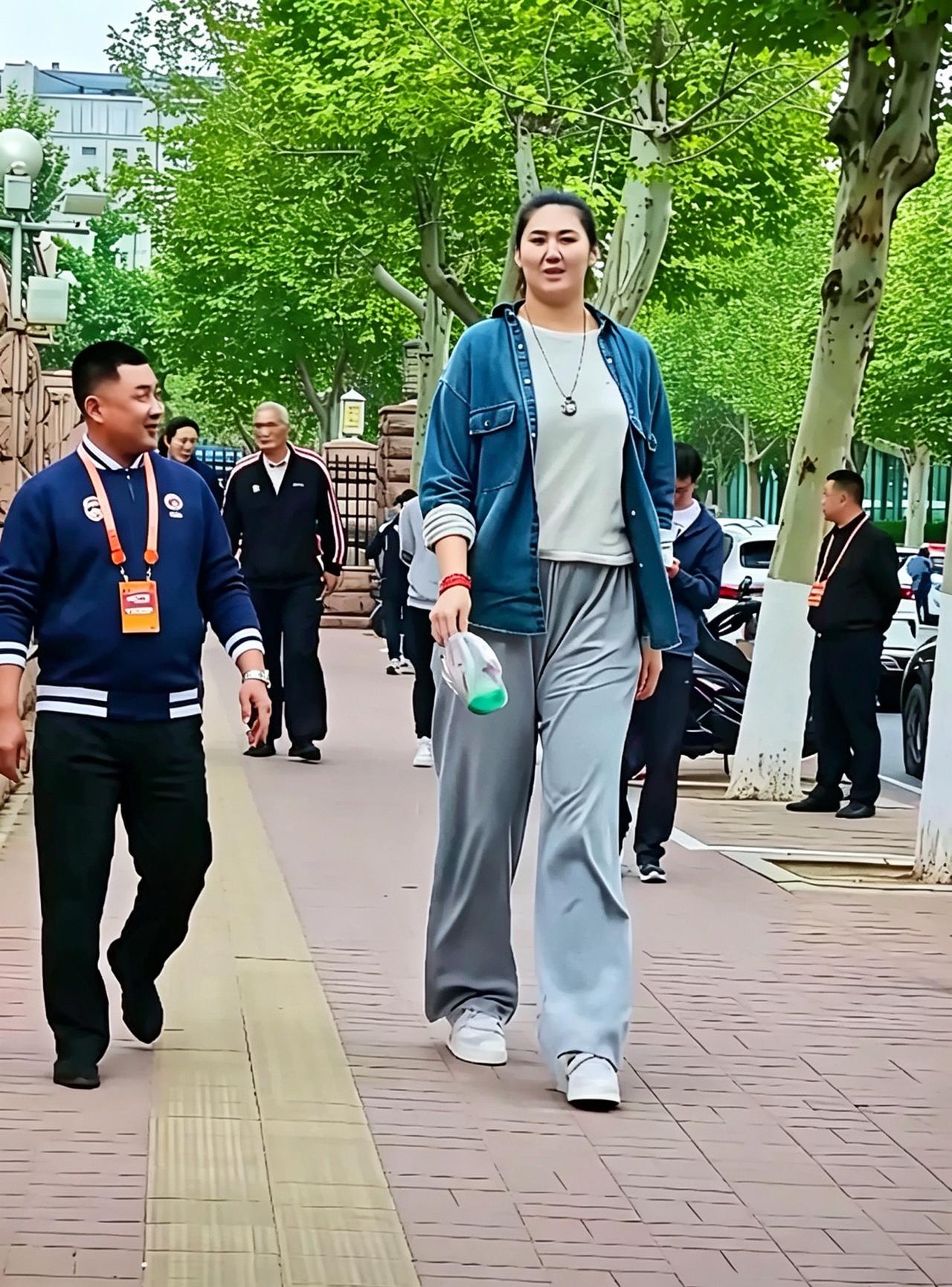 刷新认知了，19岁少女张子宇身高2.27米，居然比姚明还要高，太高了，像擎天柱一