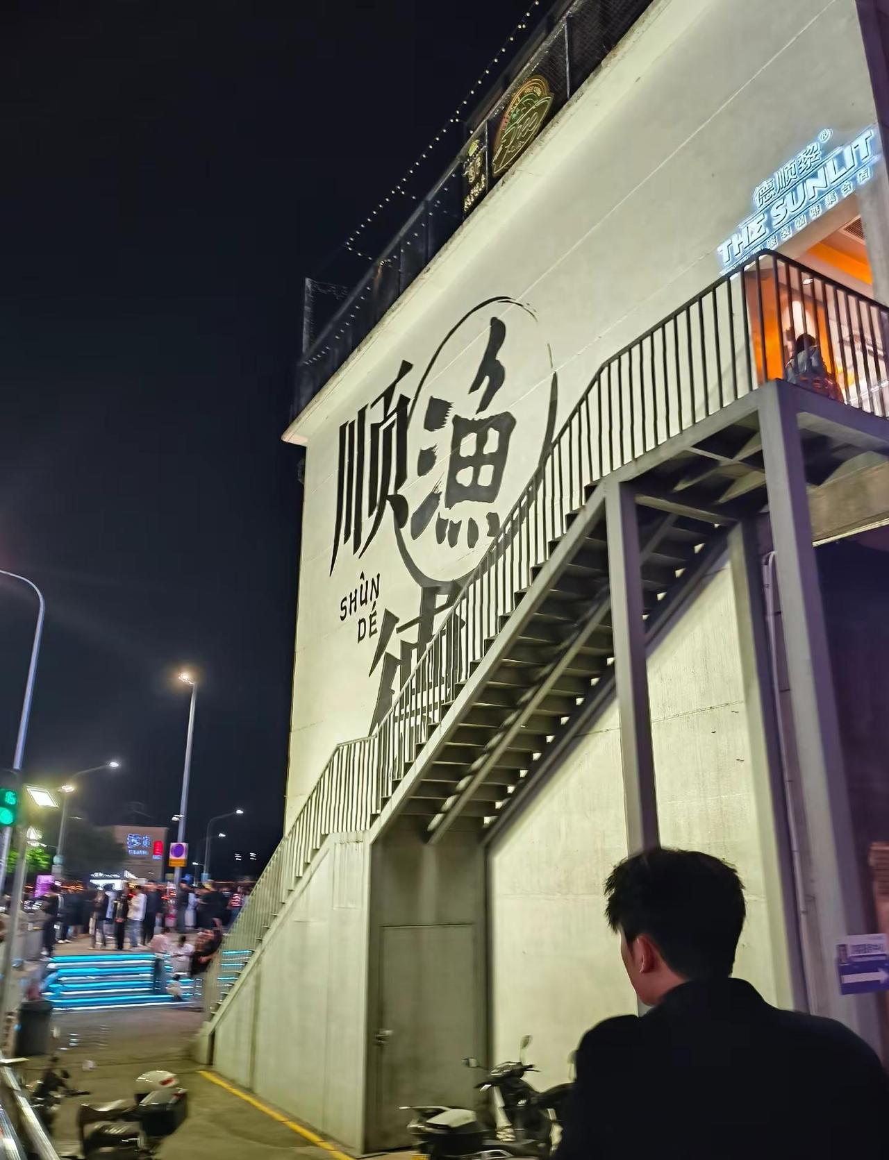 你见过晚上11点的爱心红绿灯吗。