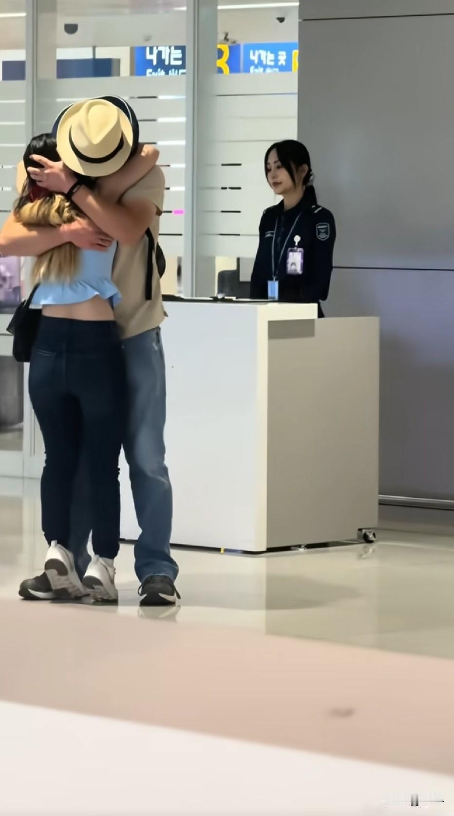 我敢赌黑衣服那个肯定是单身