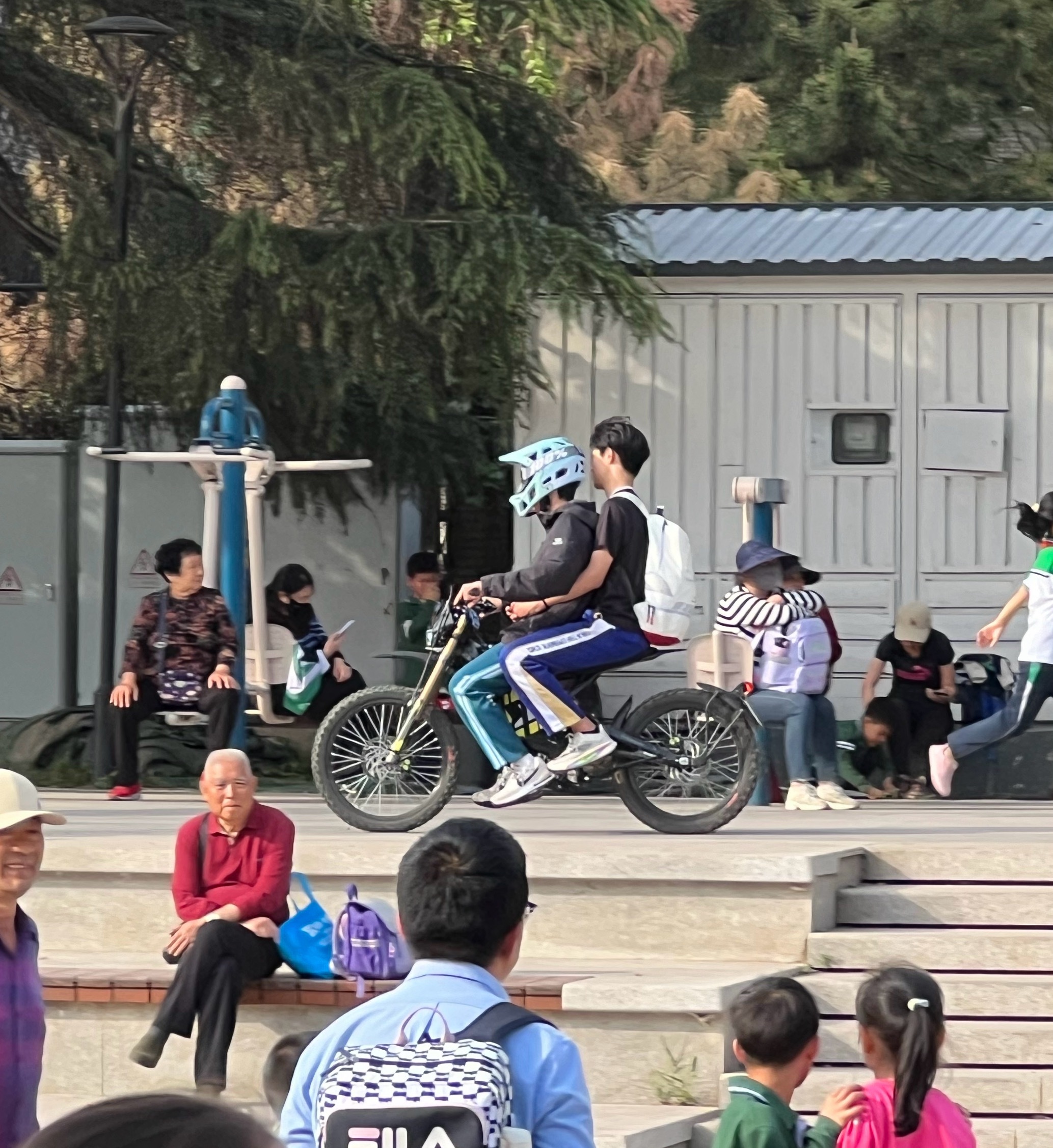 我上学那会儿就有同学能搞到一些摩托车。 叫什么人妖，还有大船放着低音炮叮当响，关