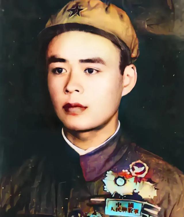 1952年10月，美军猛攻上甘岭，黑压压的一片压了上来。这时，16岁战士唐章洪突