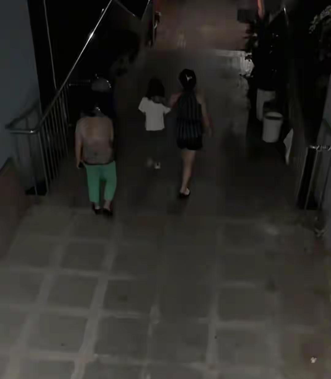 7岁女孩到同学家玩，2天后发现老爹离世！
重庆七岁女娃中秋被晾同学家整2天，愣是