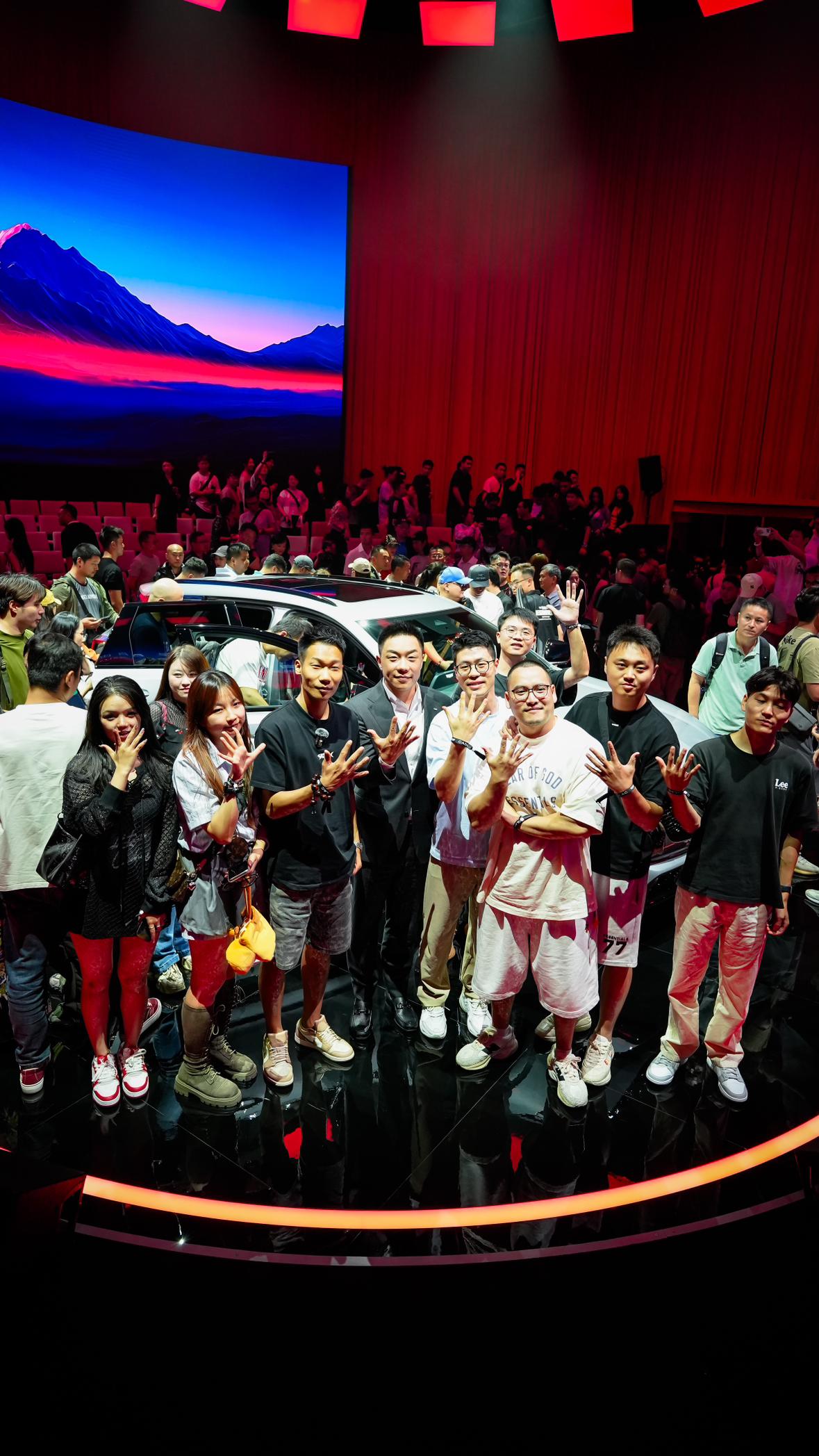 太开心了！又和兄弟们聚上了，一起为新款XT5打call！
@玩车王大、悟空车改、