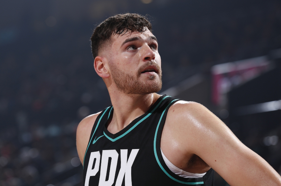 NBA常规赛，开拓者半场63-60领先国王。上半场，克林根投篮6投4中，三分2投