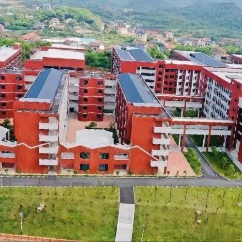 近日，湖南岳阳某高中发生一起学生水杯被投放异物事件。一名高三学生在饮用被投放异物