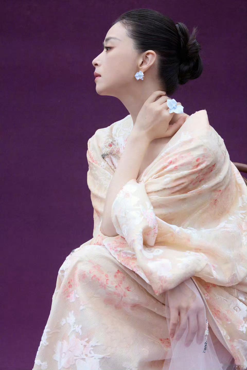 蒋欣哭了华妃娘娘已经非常瘦了，只不过骨架子大显胖，真的好吃亏 ​​​