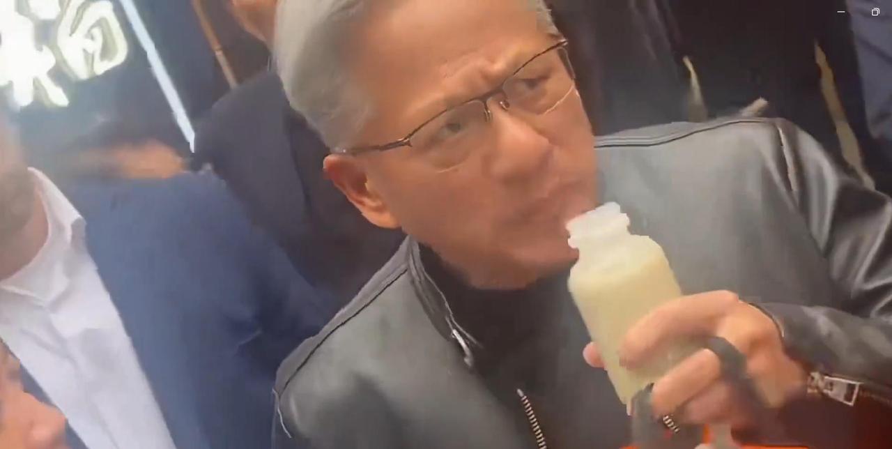 特朗普专机刚起飞，这位身价万亿的AI巨头，居然直接留在北京"赖着不走"了。从南锣