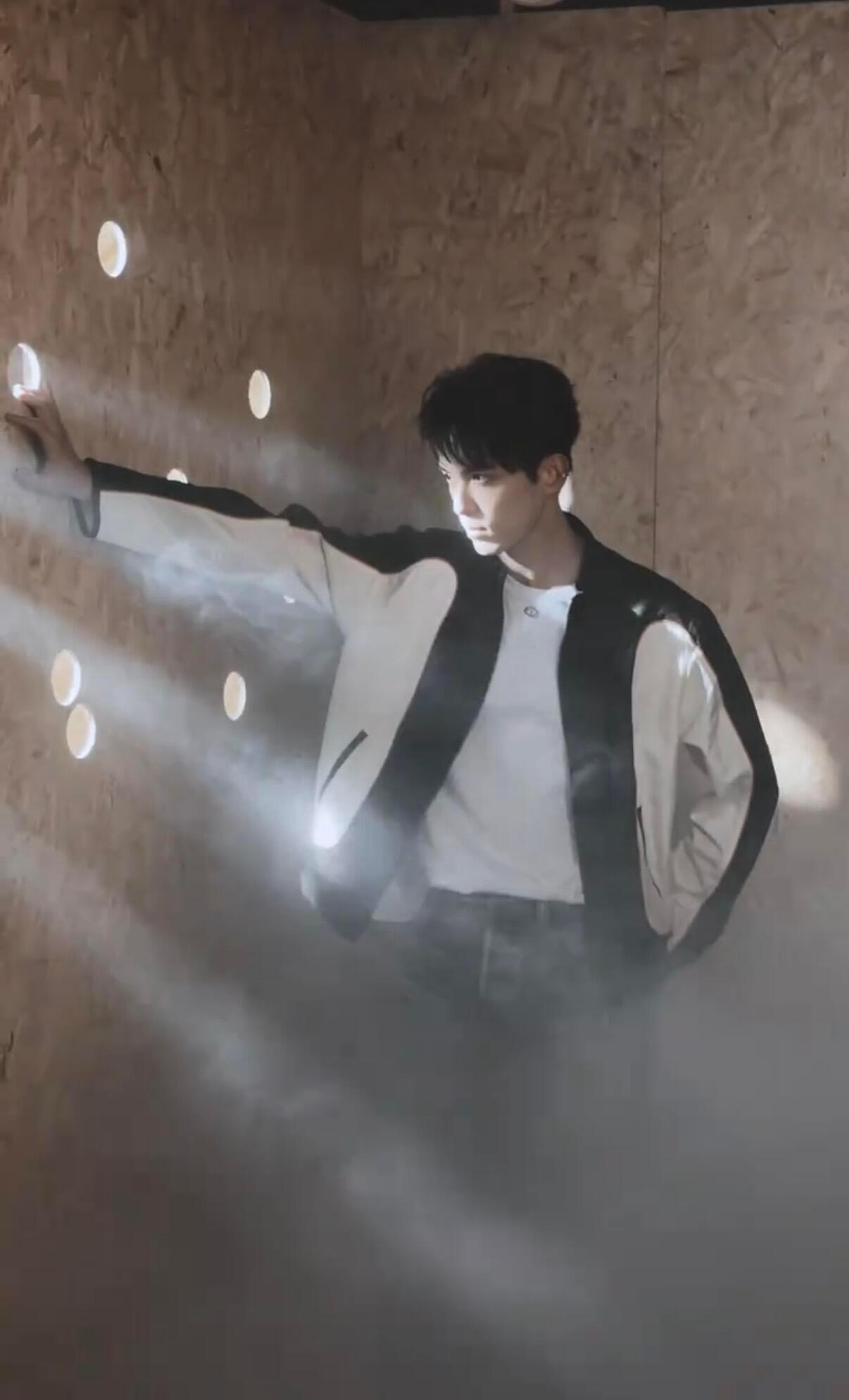 吴磊戴耳骨夹不要太帅啊啊啊啊！！ 