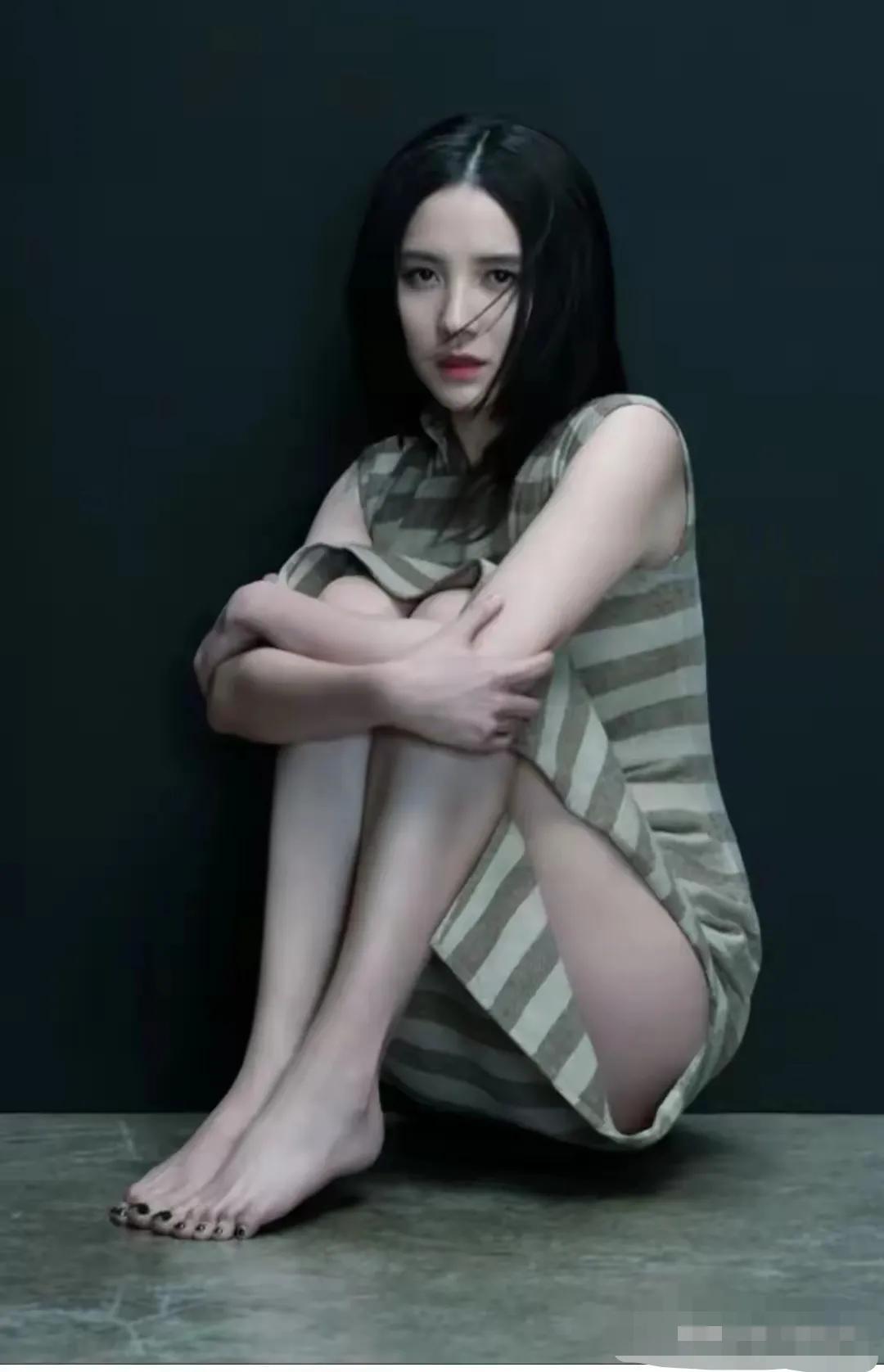 宋佳的美丽瞬间：一件宽松的休闲浴衣，竞现者魅力本色，美丽无处不在，一个眼神，一个