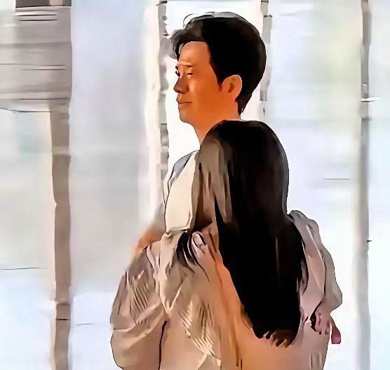 娱乐圈立丁克人设的男星，翻车的不止一个。李健没翻。
​51岁，被拍到在阿那亚散步