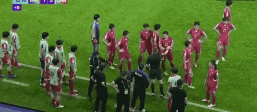 朝鲜女足输不起啊！
她们本以为会轻松战胜中国女足，稳获小组第一！特别是率先攻入一