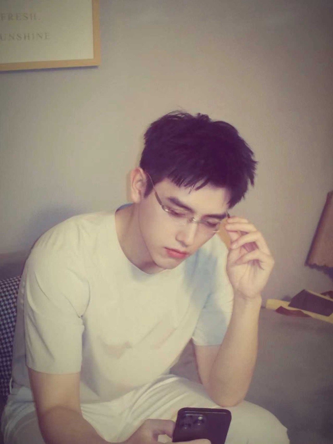 陈飞宇无框眼镜随拍  陈飞宇无框眼镜随拍，溢出屏幕的高智人夫感，一整个被帅到啦~