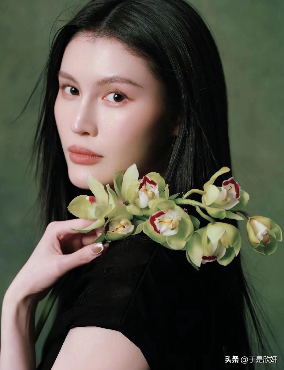 何穗婚后生娃状态封神！生图比超模时期更绝，网友：这才是被爱滋养的样子
 
谁懂啊