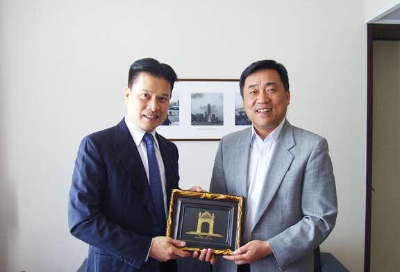 朱玲玲姐夫洪锦标
洪锦标曾经是全球回报No.1的对冲基金经理，其基金曾创下18个