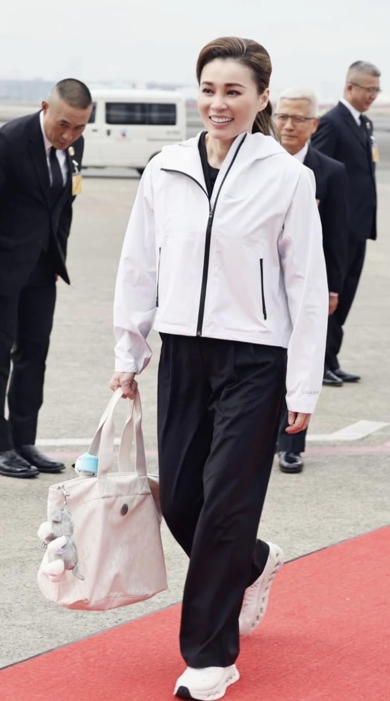 苏提达这次到日本羽田机场，一身白色外套配黑色阔腿裤、小白鞋，看着既年轻又精神！