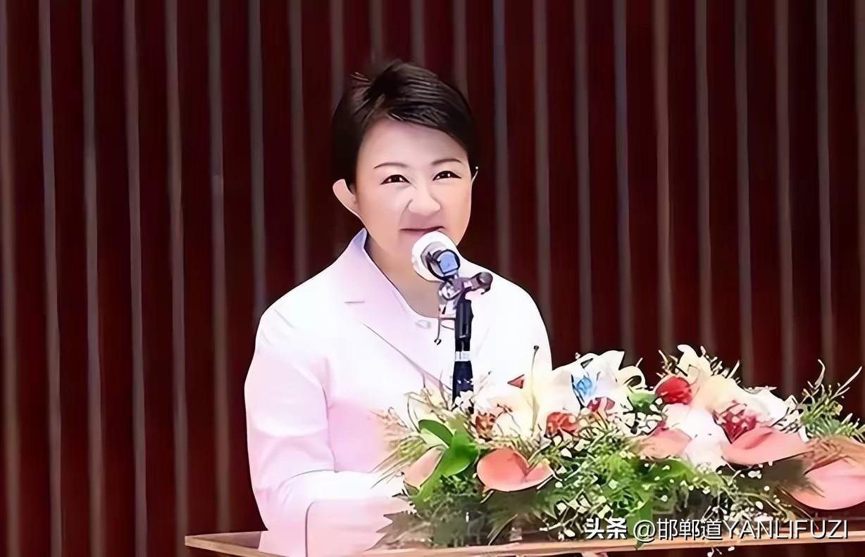 卢秀燕真是个糊涂人，该说的时候不说，不该说的时候乱说。
今天，记者针对马英九昨天