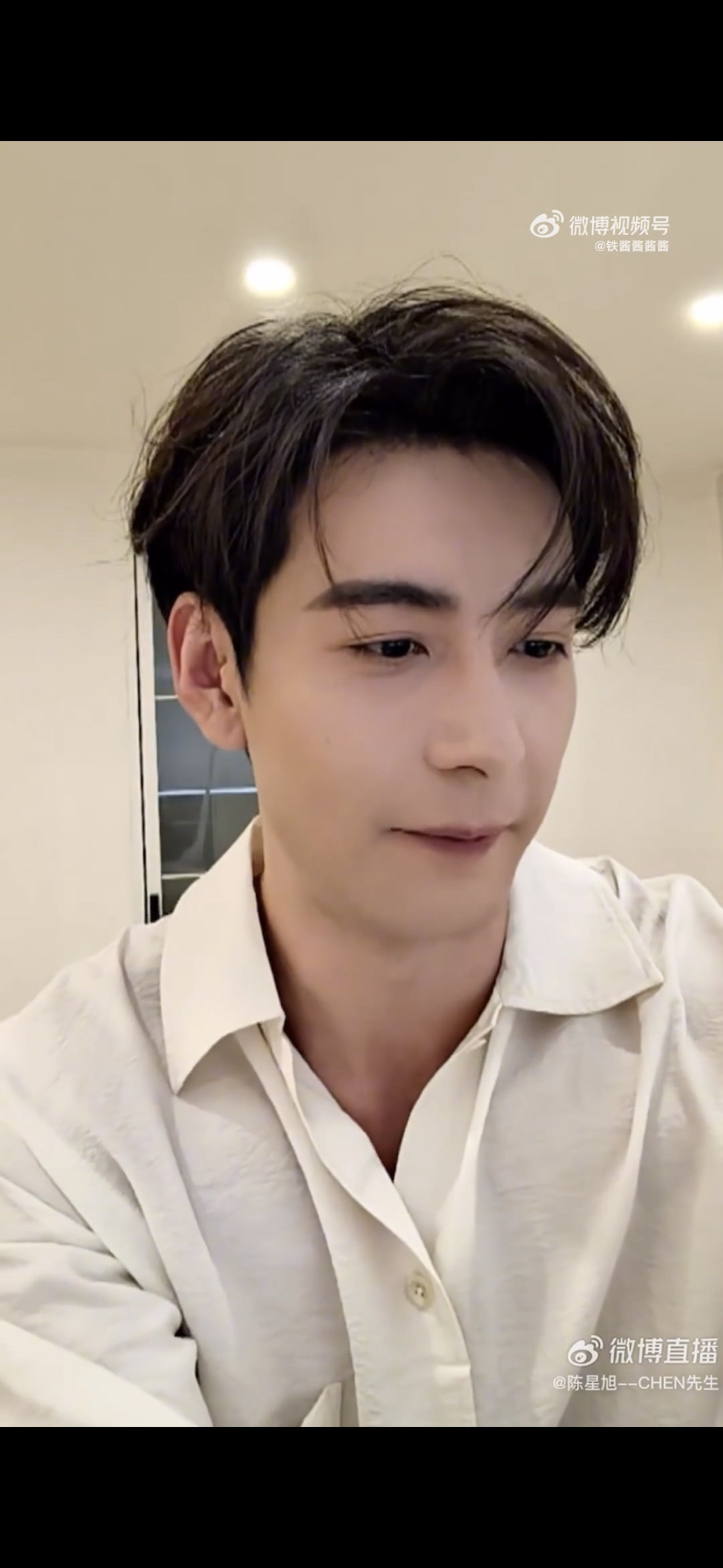 陈星旭说我黑了 陈星旭突袭直播全程状况不断，亮黑掉线轮番来，灯棒妥妥是效果嘉宾，