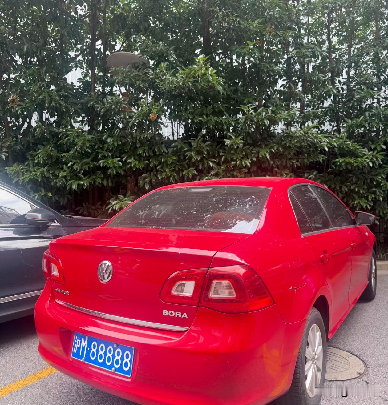 这车主也太低调了，这么好的车牌挂这车上
