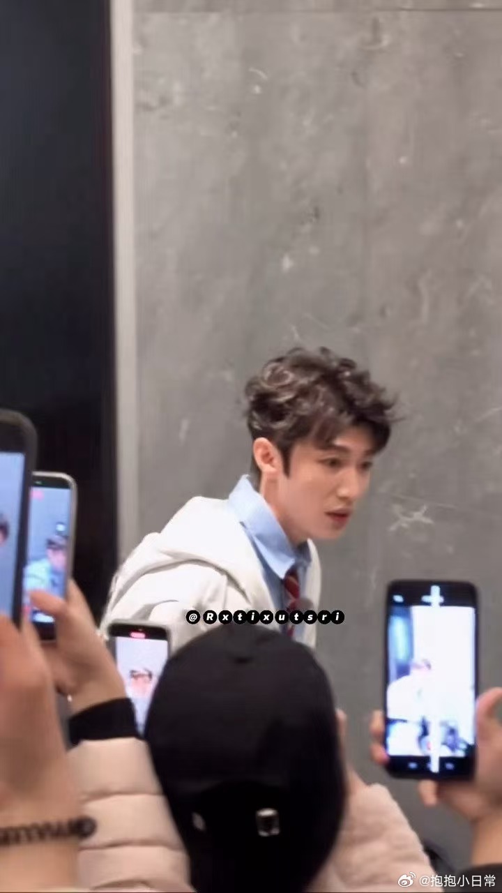 风华合伙人好多帅哥风华合伙人 追完节目只想说，里面的男生们都很亮眼，外形清爽气质