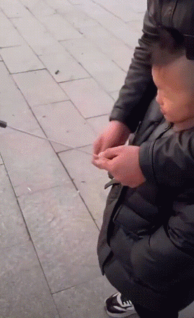 小小年纪，被迫吸烟