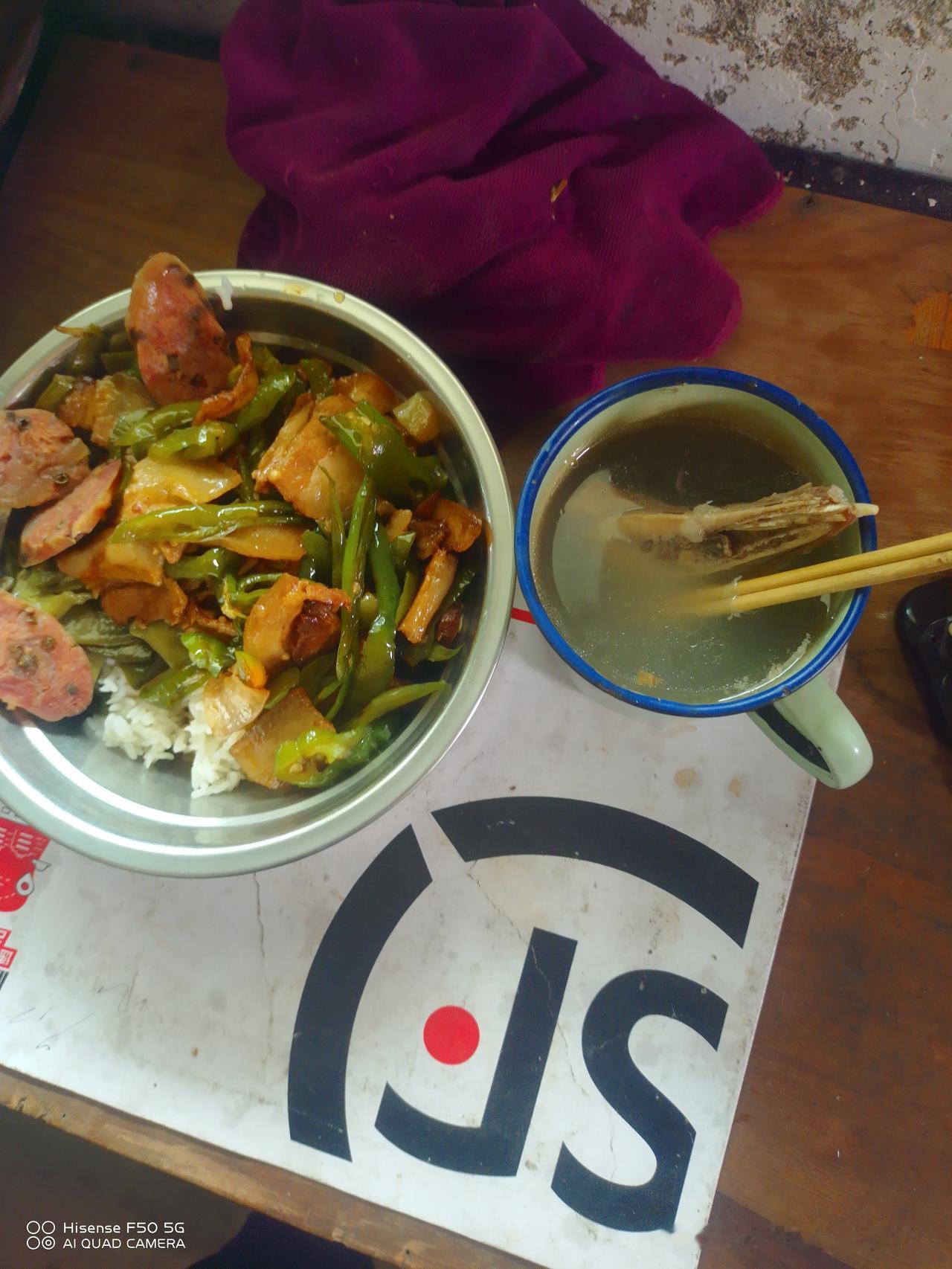 2026.08.15，今天中午午饭是扁豆，还有辣椒炒肉，不知道是谁从家乡带过来的