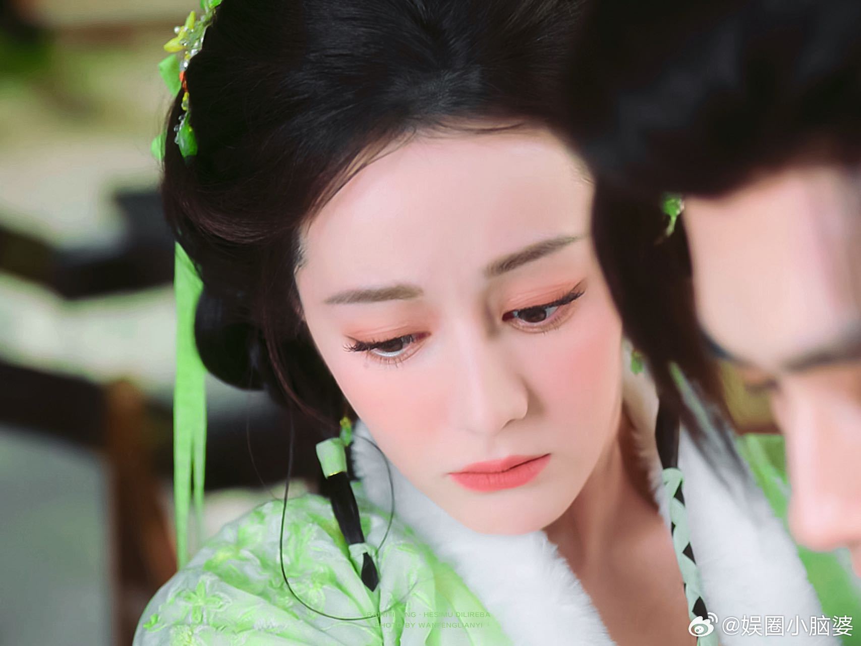 搞得我也想被热巴喷一口谁能拒绝这么可爱的贺思慕啊！喷人都喷得这么有魅力，慌慌张张