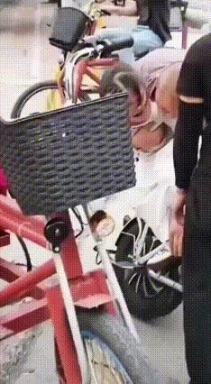 看到这个视频谁不揪心，揭阳一位爸爸骑电动车带着女娃，不小心脚卷进车轮和车架的夹缝