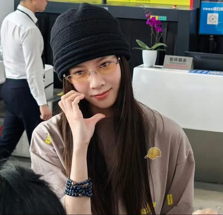 宋妍霏机场偶遇沈梦辰杜海涛梦幻联动太惊喜！三人罕见同框，相处随性又热闹，娱乐圈真