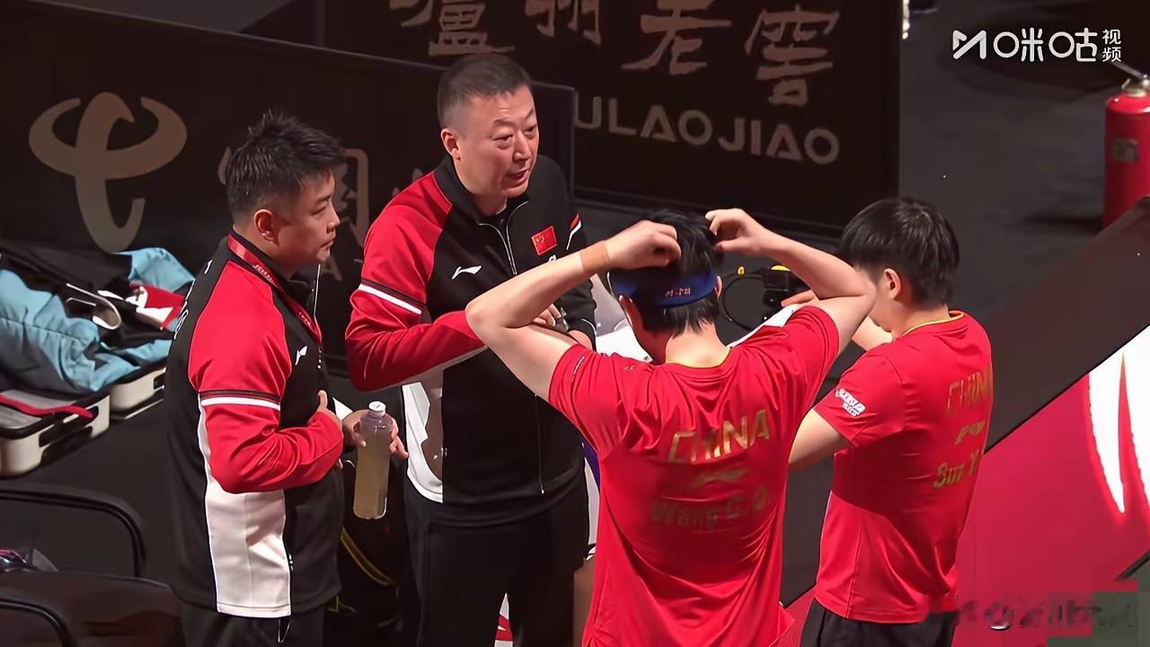 奇怪！莎头混双教练不是肖战吗？
这次怎么是马琳和王皓？
两个人都在指点莎莎，
难