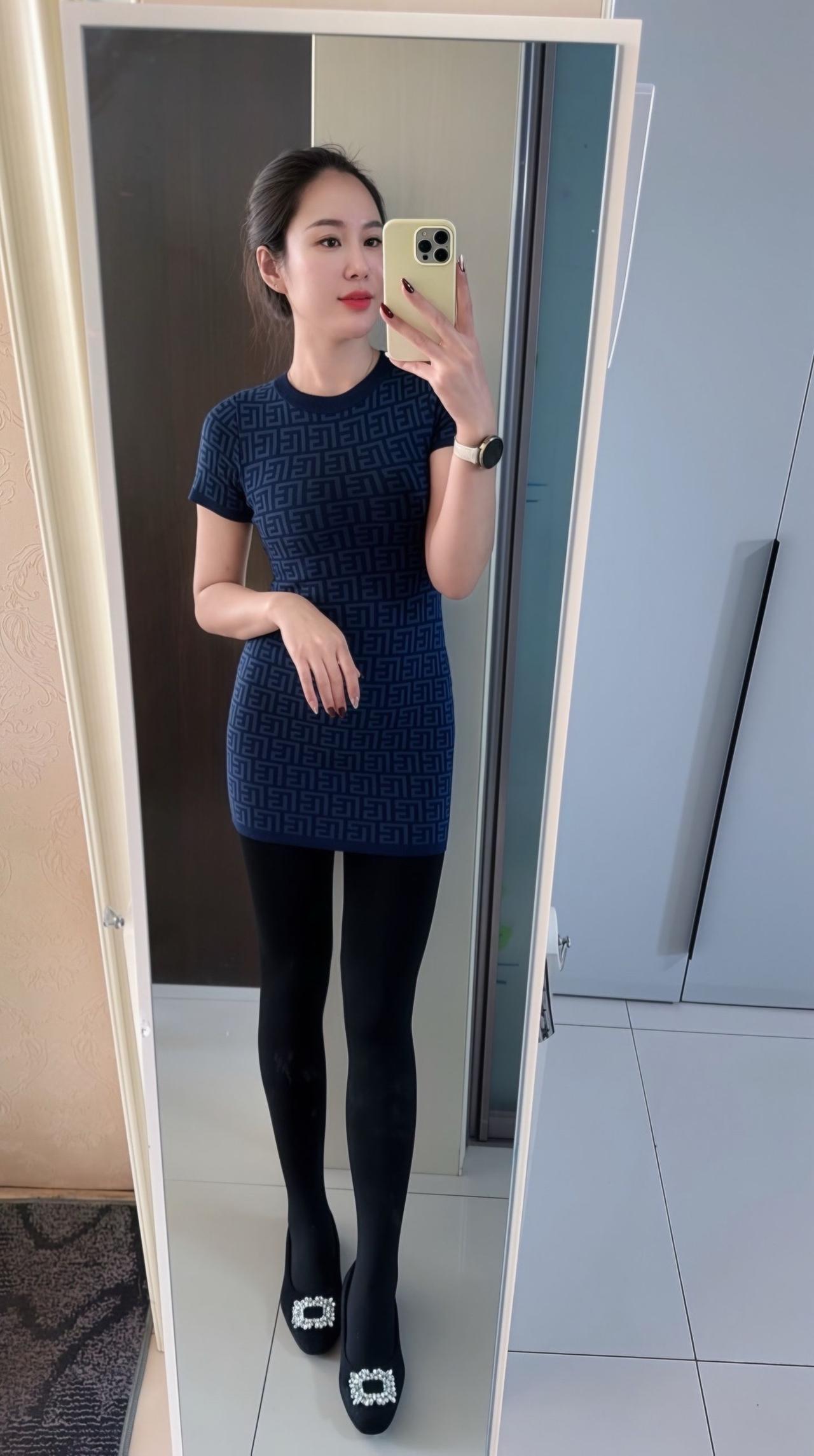 优雅穿搭指南：蓝色连衣裙+黑色丝袜+珍珠装饰鞋