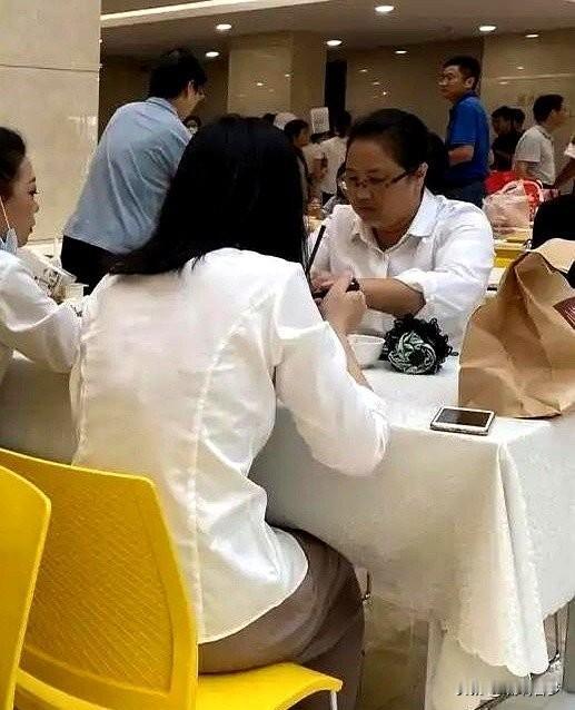 走廊尽头，去年全公司体检数据最漂亮的小周蹲在墙角哭。她脚边的体检单上印着三行黑字