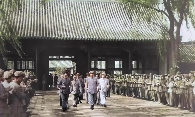 就这也叫豪宅？看看当年毛主席是怎么在中南海安家的！ 🤔
真以为伟人住中南海就会