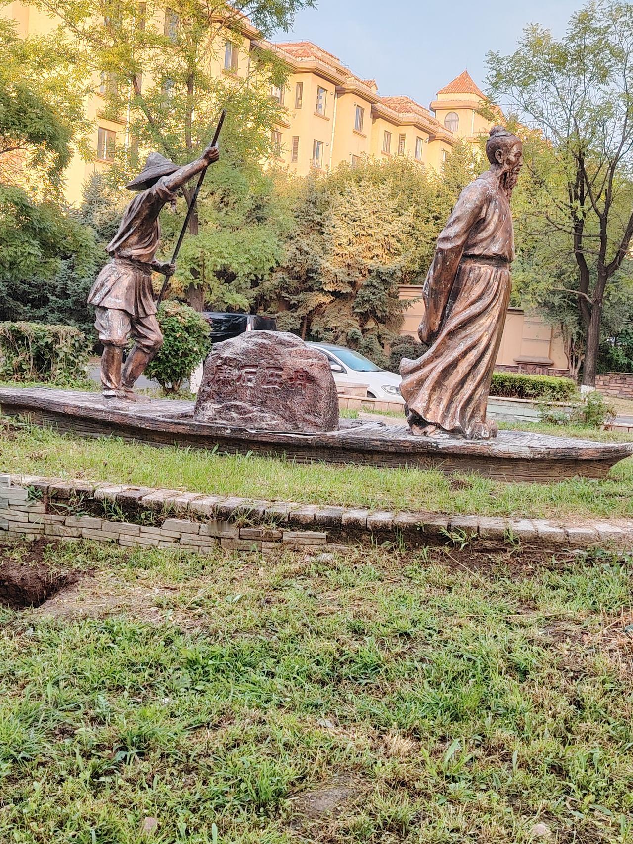 去锻炼，在公园里面见到的，家人们有知道这个雕塑是啥典故吗？