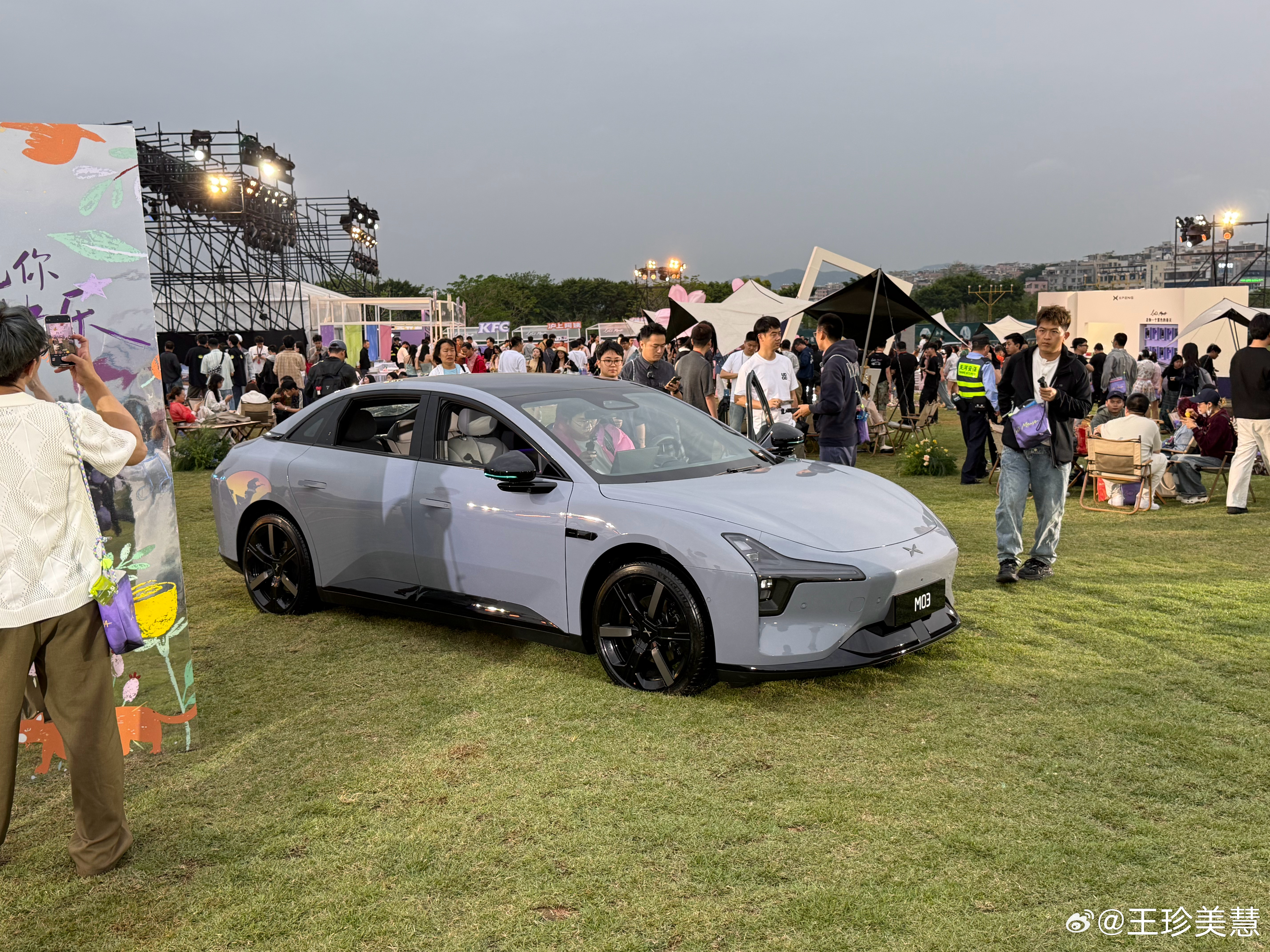 每次来小鹏的活动都可以看到很多美女话说2026款MONA M03的牛油果绿和紫色