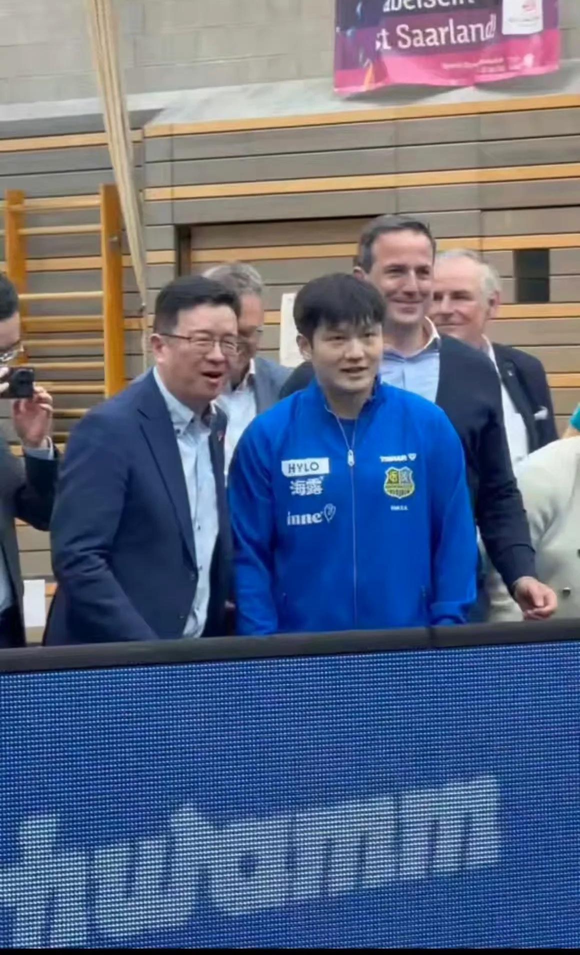 樊振东比赛结束跑过去和法兰克福总领事打招呼合影啦！
经理还是非常机敏，
紧跟樊振