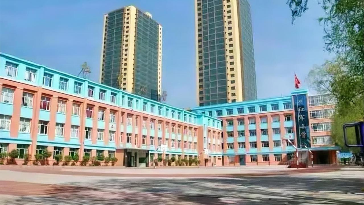 鹤岗局中在哪里？
       此局中，乃鹤岗市矿务局中学（矿务局重点中学）。矿