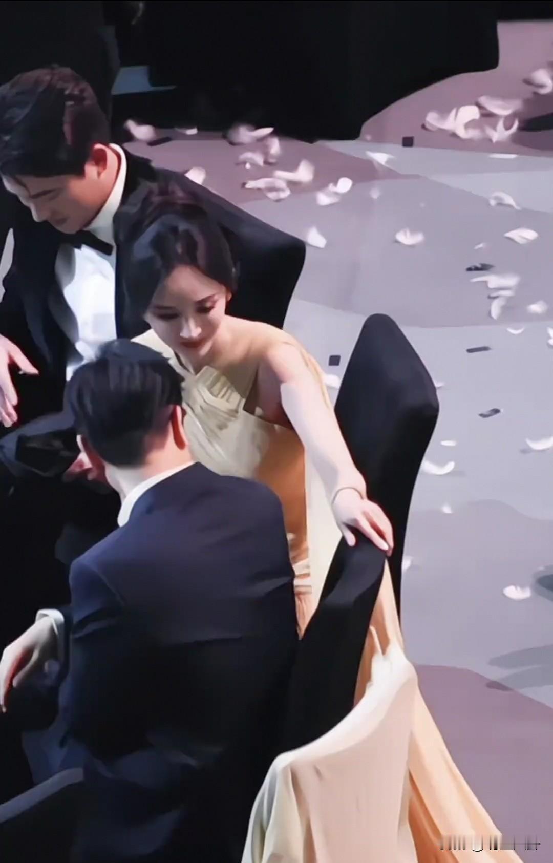 杨幂，于和伟坐一起就是搞抽象[捂脸][捂脸][捂脸]于和伟老师也是坐上包间了[笑