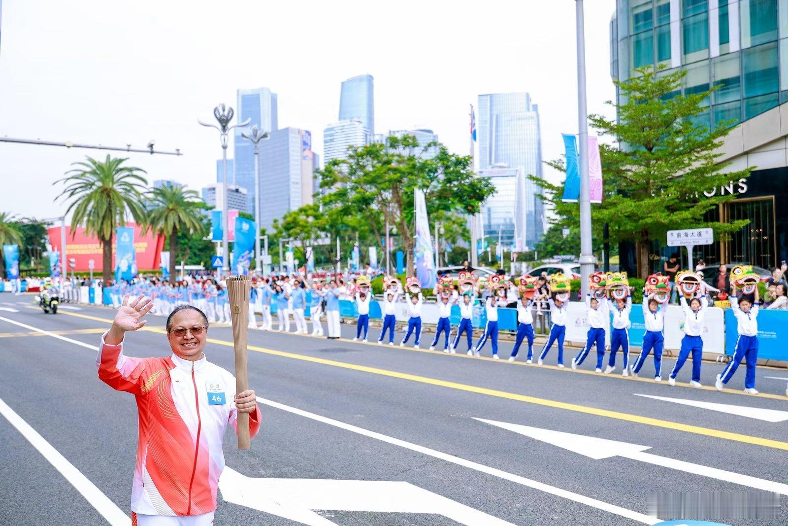 深圳校服有多牛蓝白配色是青春底色，更是城市名片。从南极到北极，从明星私服到博物馆