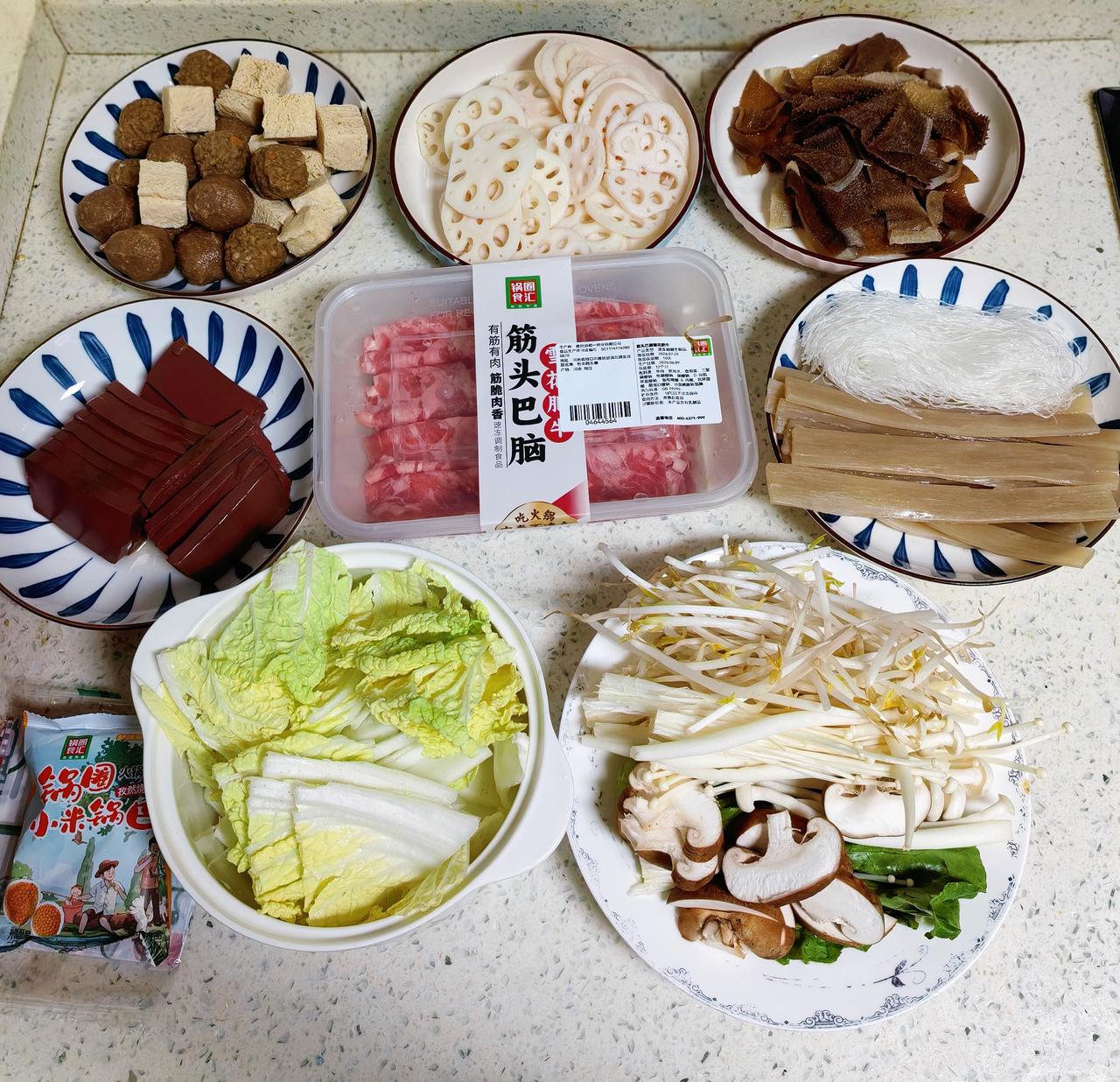 谁说夏日无火锅？
那是生活最热烈的交响。

空调、西瓜、冰啤酒，
都抵不过一锅沸